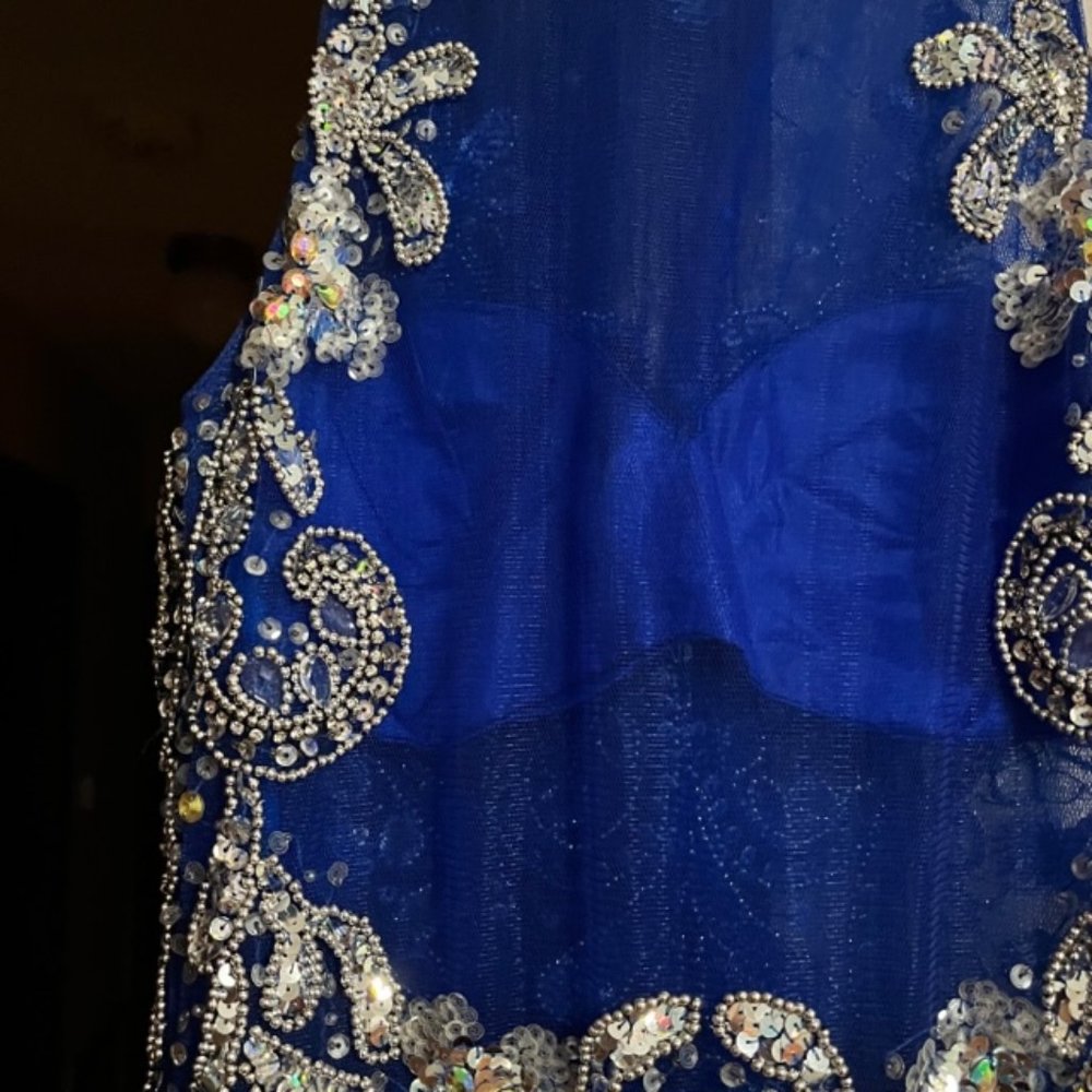 Dave & Johnny Gorgeous Blue Sequined Gown Size 1/2 - Picture 5 of 9